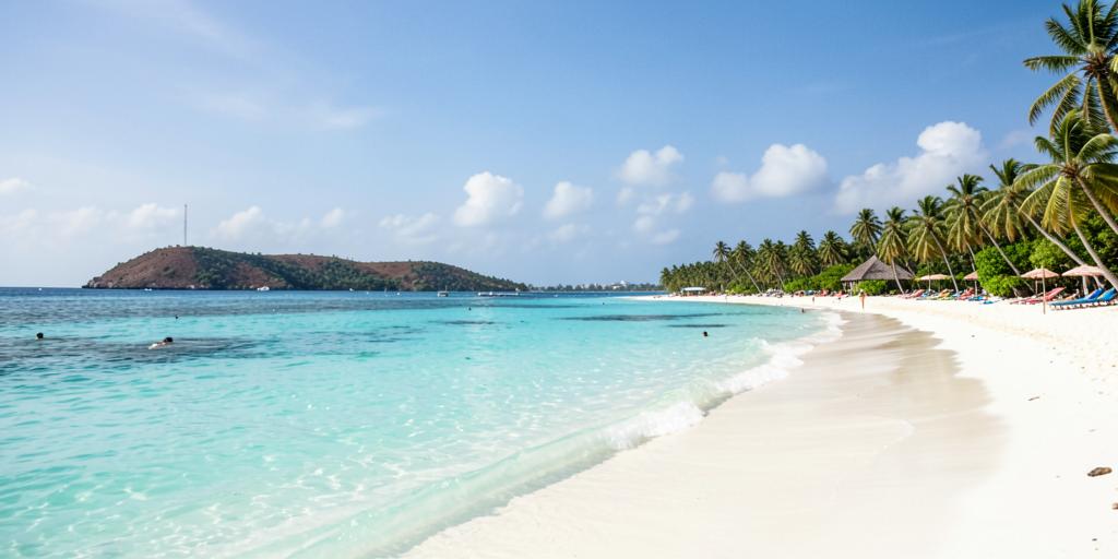 Playa de Varadero con agua turquesa, arena blanca y palmeras